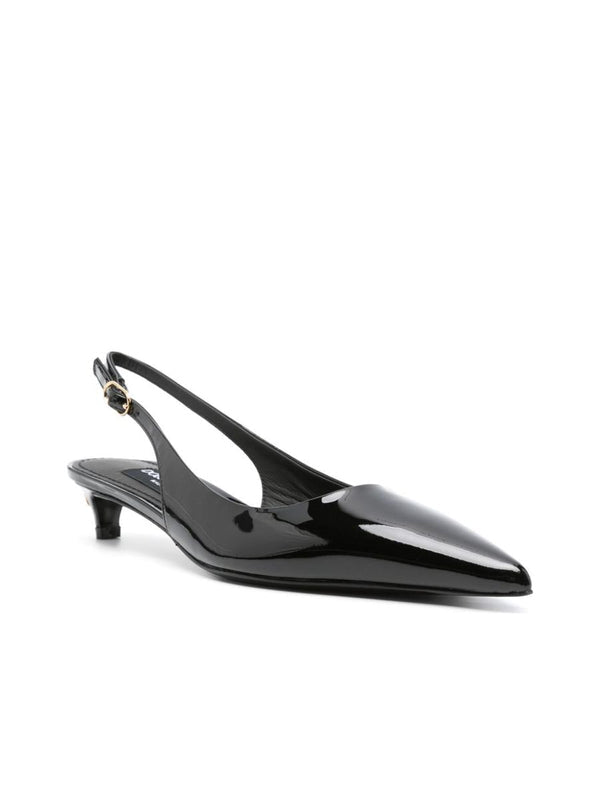 Lacklederschuh mit Kitten Heel und goldfarbenem Logo