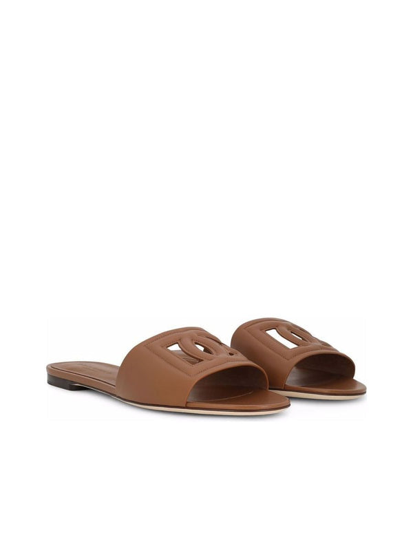 Sandalen mit geprägtem Logo und Cut-Out-Detail