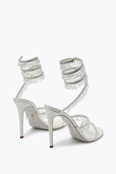 Elegante weiße Abendsandalen mit Kronleuchter-Motiv