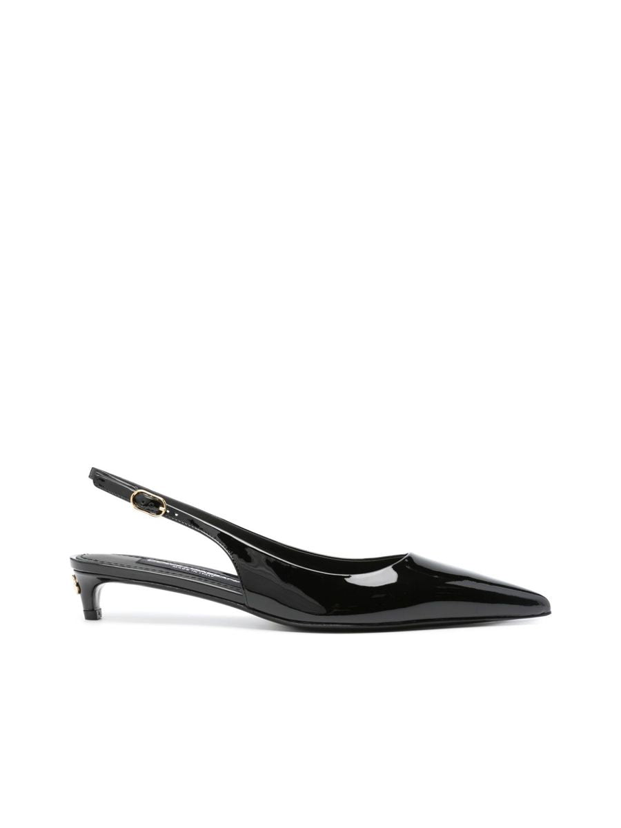 Lacklederschuh mit Kitten Heel und goldfarbenem Logo